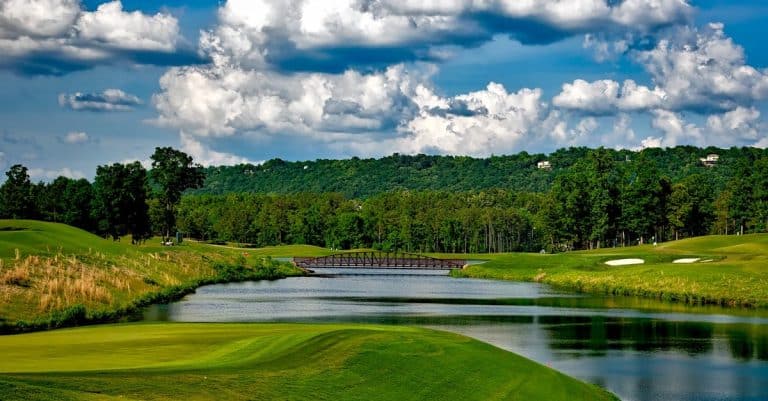 Quels sont les parcours de golf à l&rsquo;atmosphère envoûtante et propice à l&rsquo;évasion ?