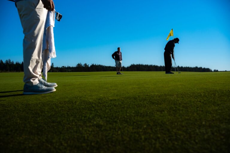Quels golfeurs ont démontré un fair-play remarquable sur le green ?