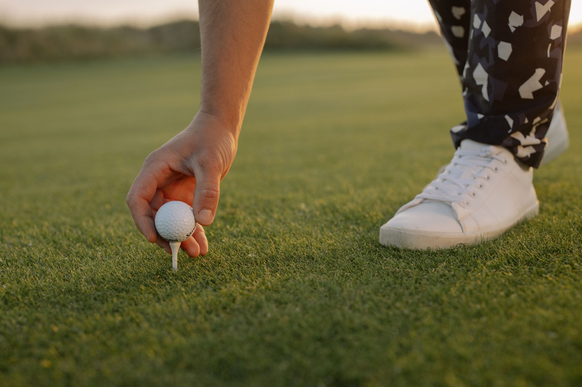 Un expert golf demande tees et crampons plutôt que du gros matériel